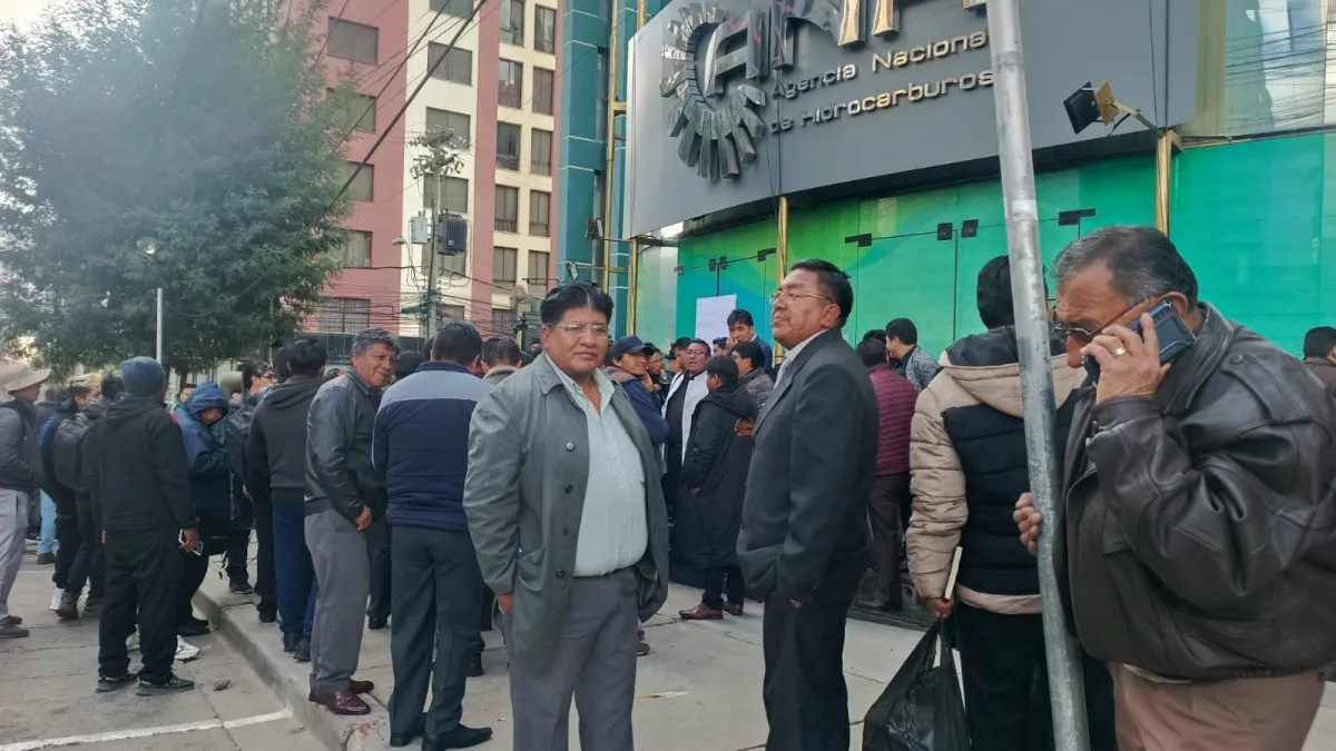 Transportistas bloquean en La Paz exigiendo reunión con la ANH