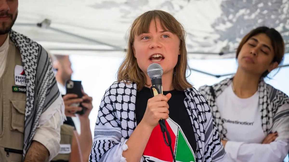 Israel deporta a Greta Thunberg y a otros 170 activistas de la flotilla que llevaba ayuda humanitaria a Gaza.