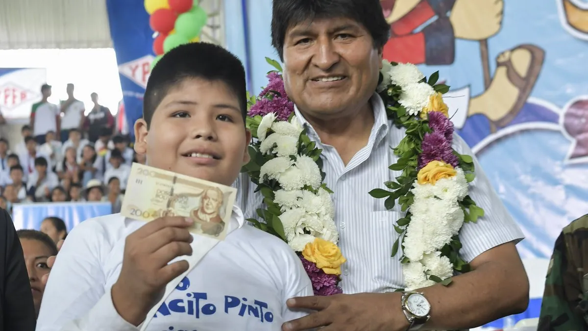 Evo Morales defiende el Bono Juancito Pinto y cuestiona su gestión actual