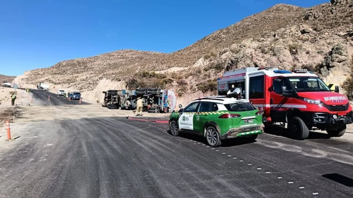 Cisterna boliviana se accidenta en territorio chileno