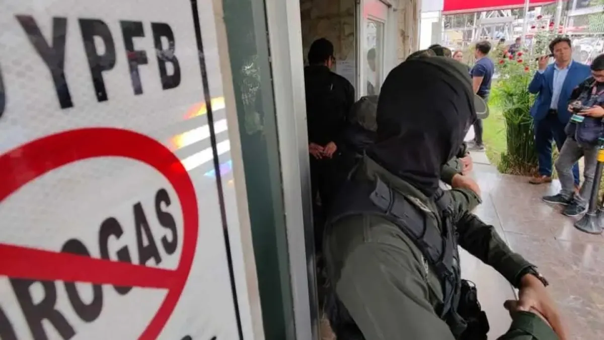 Fiscalía y Policía intervienen oficinas de YPFB en Cochabamba tras denuncia por cobros irregulares.