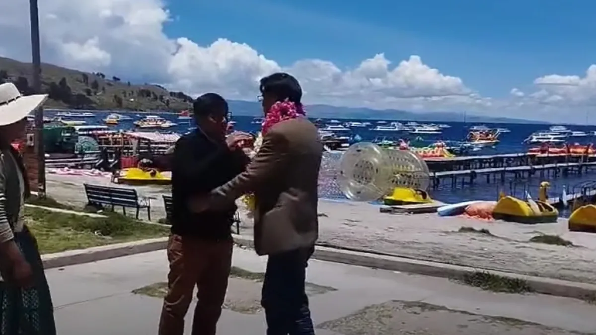 Copacabana sorprende al senador Nilton Condori con truchas en apoyo a su campaña por la rebaja de sueldos legislativos