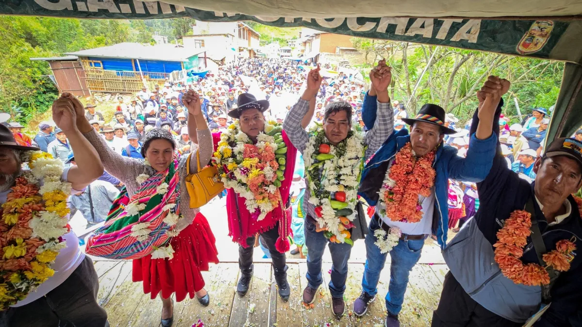 ¡Abrazos y lágrimas por lealtad a Evo! Loza siente el pulso de Ayopaya y predice votos disciplinados