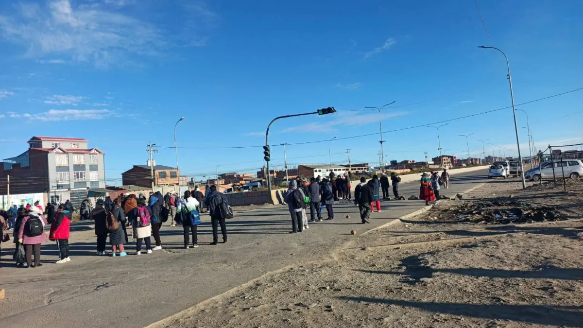 Maestros rurales bloquean los cuatro ingresos a la ciudad de Oruro en paro de 24 horas por reposición salarial y jubilación al 100%