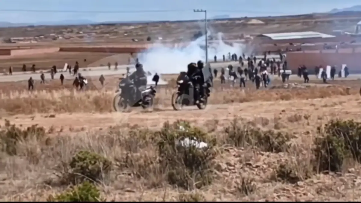 Policía interviene Masocruz con agentes químicos; movilizados reagrupan y mantienen bloqueos en la carretera a Oruro